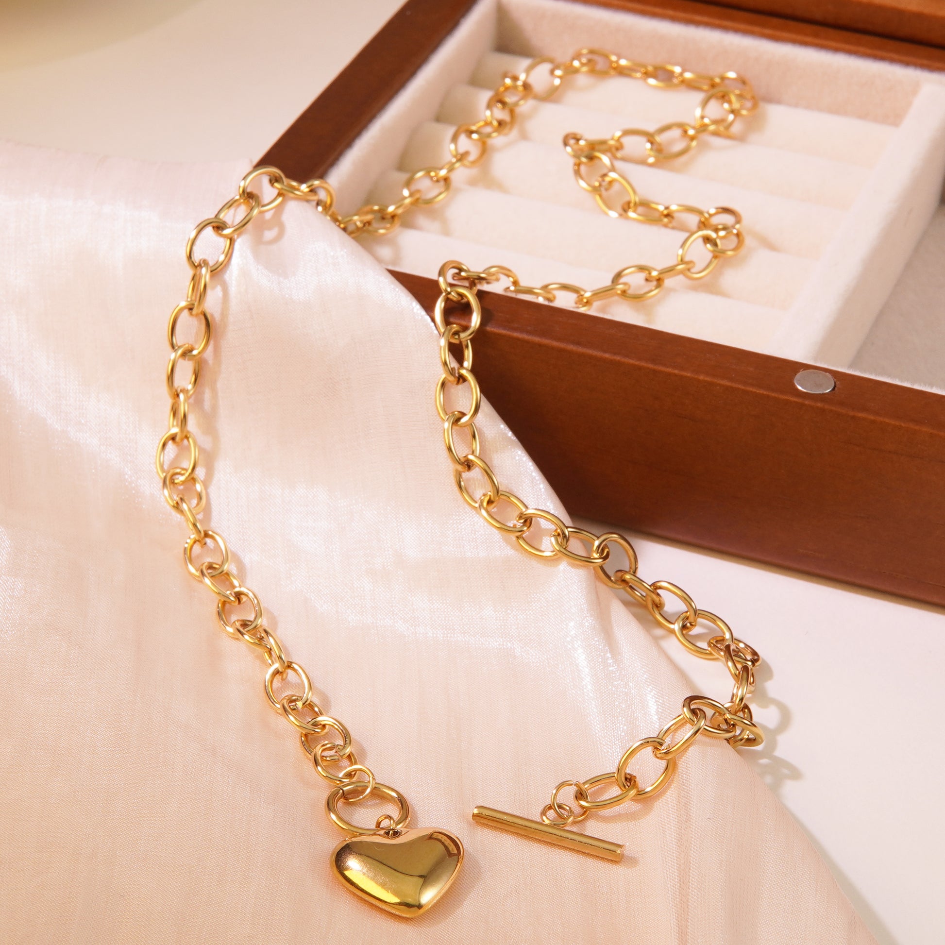 Bold Heart Chain Necklace – 18K Gold Plated